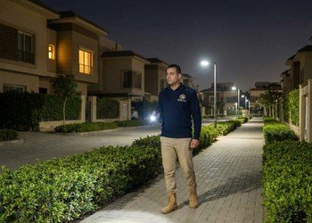 حراسة أمن المجمعات السكنية وخدمات حماية المحيط من إيجي بلانكو للحراسات مع تنسيق الدوريات ودمج المراقبة