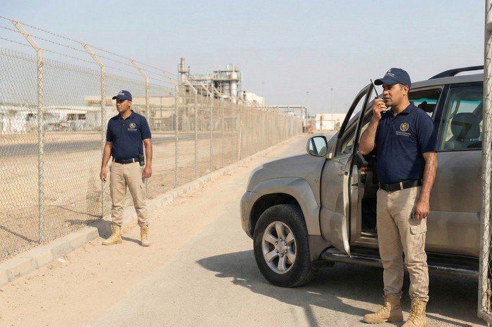 نظرة عامة على الدوريات المتنقلة مع مركبة أمن تقوم بدورية في الموقع