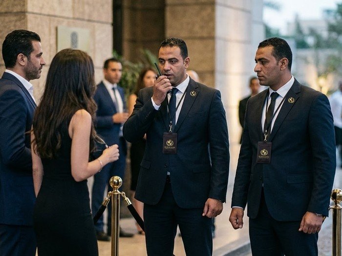 مرافقة أمنية لنقل النقدية مع مركبة مدرعة